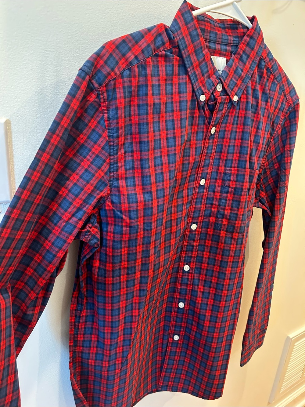 American Eagle Men's Plaid Button Down Shirt Size Medium Red Blue Cotton